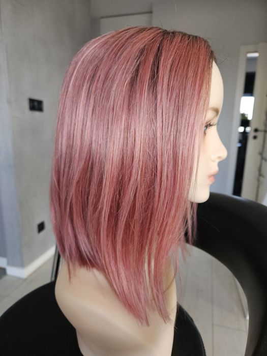 Peruka z włosów naturalnych w kolorze różu