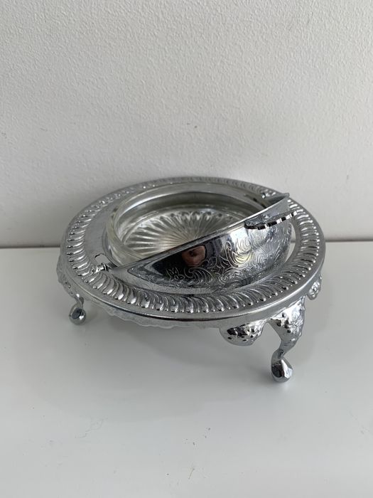 Caixa prateada com cinzeiro para decoração
