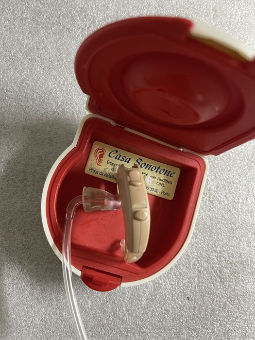 Aparelho auditivo novo em folha. Muito pequeno.