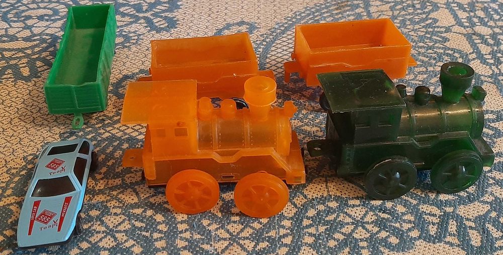 Игрушки заводные Паровоз с вагоном - 2 шт. одним лотом. СССР.