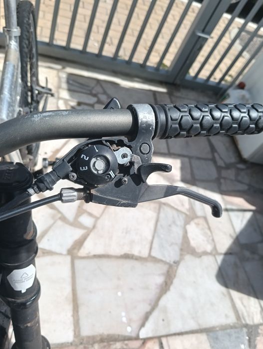 Bicicleta downhill prateada