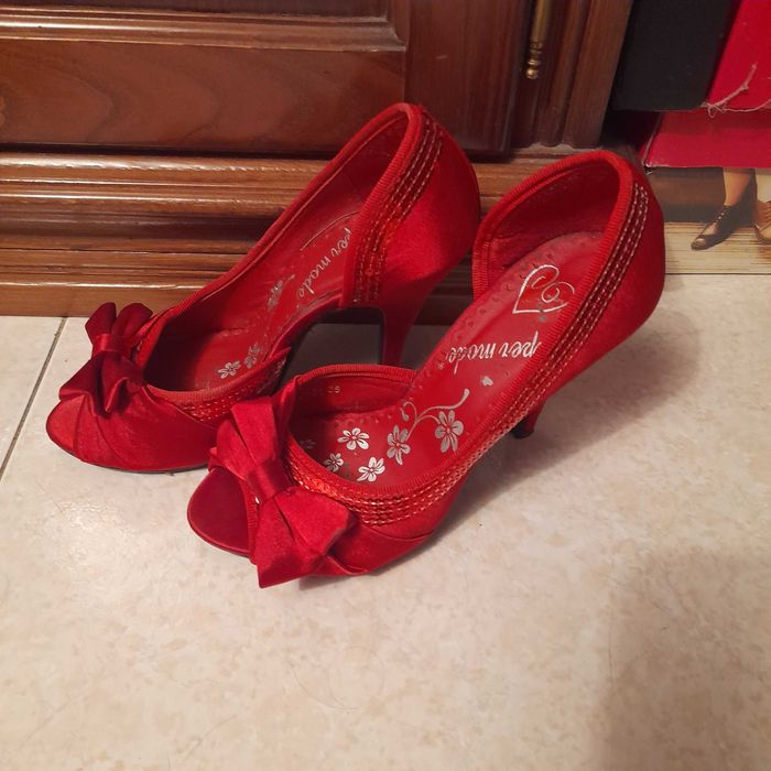 Sapatos vermelhos com laço