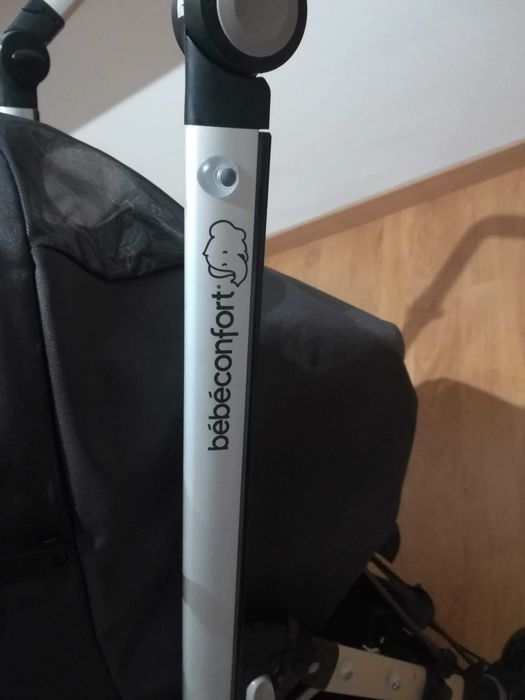 Carrinho Bebeconfort com proteção para a chuva