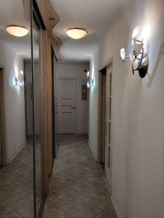 Продам трикімнатну квартиру на Скорини