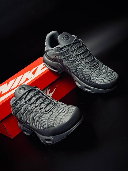Nike 95 TN Plus Gray чоловічі весінні кросівки сірі / Найк 95 ТН Плюс