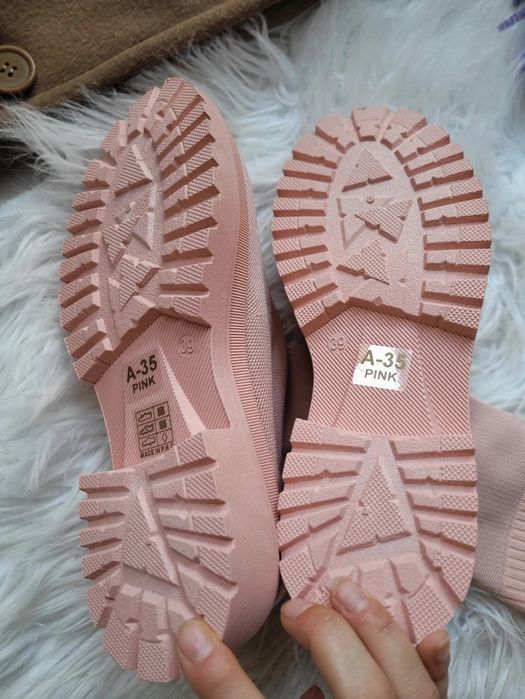 Pudrowe botki skarpetkowe wysoka cholewka sporty casual athleisure