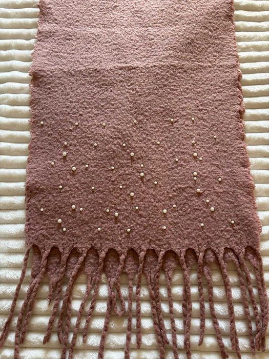 Cachecol rosa com pérolas e franjas