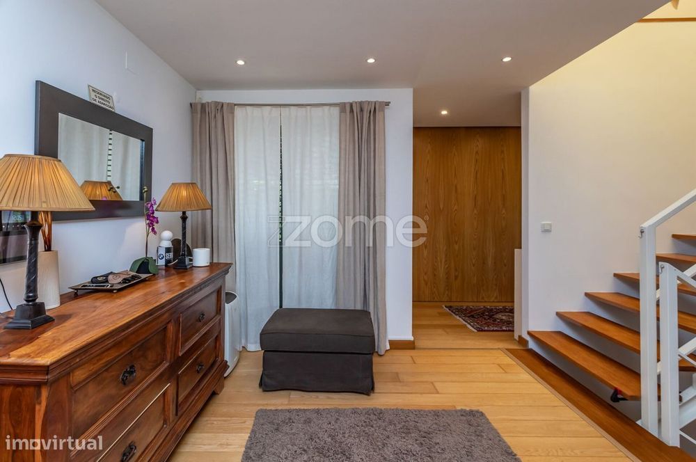 Moradia T5+2 com jardim, garagem e fabulosa vista de mar na Parede.