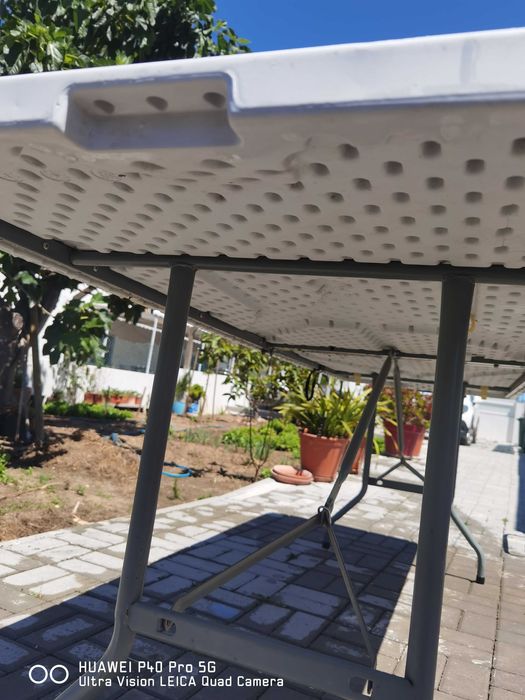 Mesa dobrável em resina