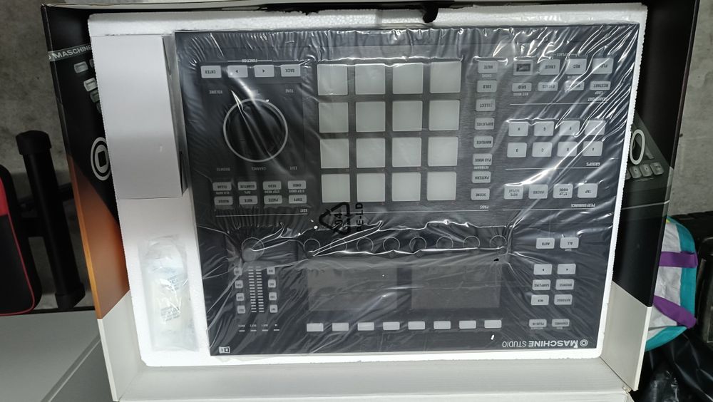 Maschine Studio preta