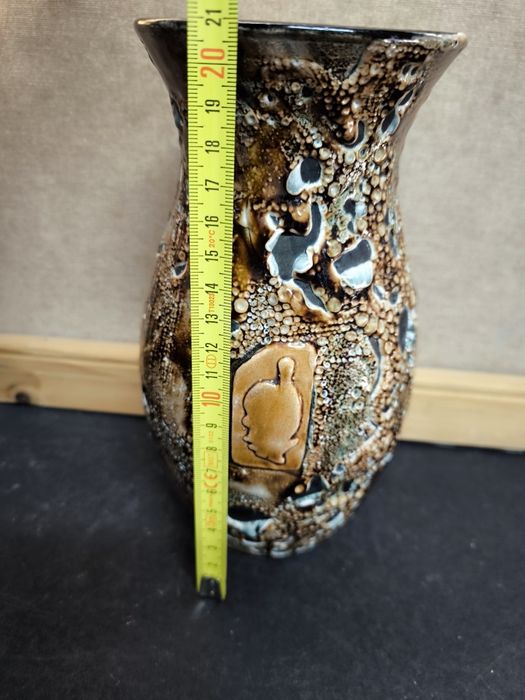 Jarra cerâmica bege e castanho