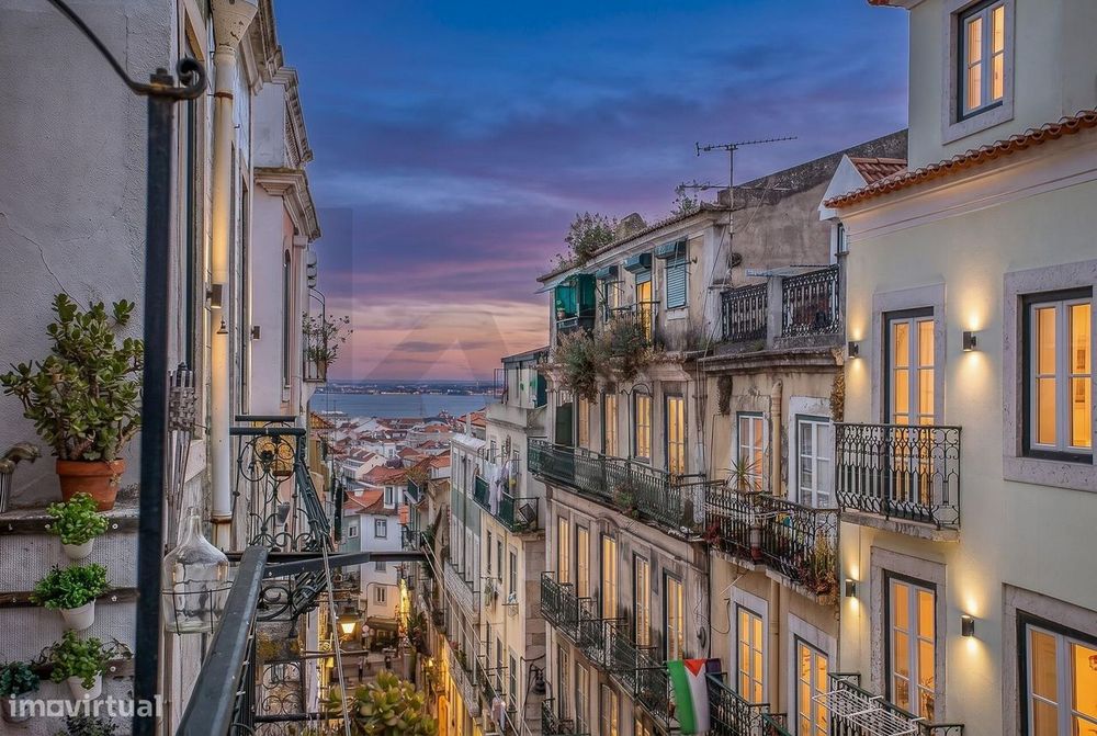 Vende-se T3 na Calçada de Santana com vista Rio Tejo e cidade Lisboa