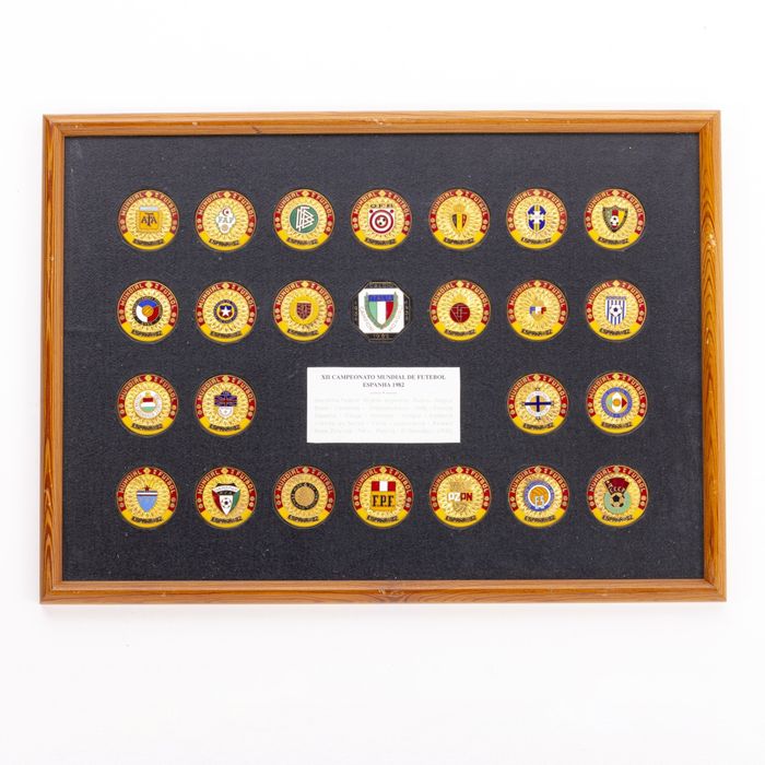Colecionismo desportivo - Colecção de pins emblemas e crachás - 25
