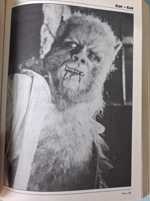 The Essential Monster Movie Guide - Stephen Jones - 450 páginas