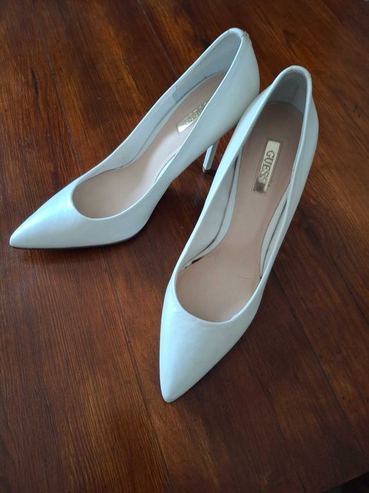 Szpilki perłowe Guess 37