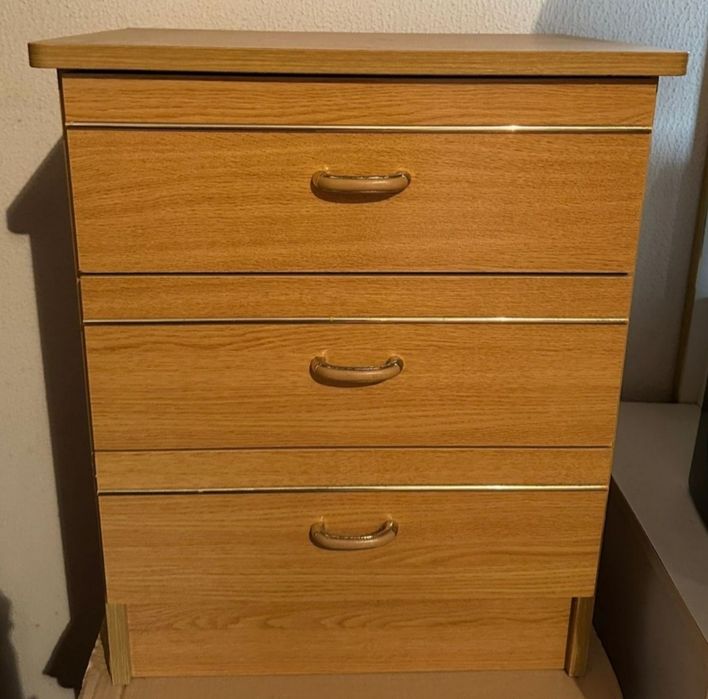 Cama com Colchão e Estrado + Mesinha de Cabeceira