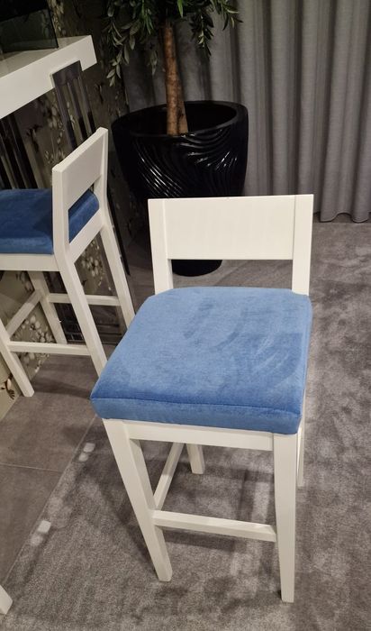 Bancos lacados a branco com estofos tipo pele de pêssego (68×87 cm)