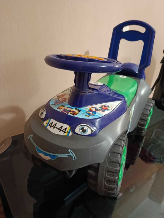 Продам машинку толокар