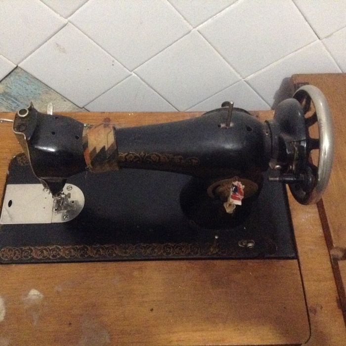 Продам швейную машинку