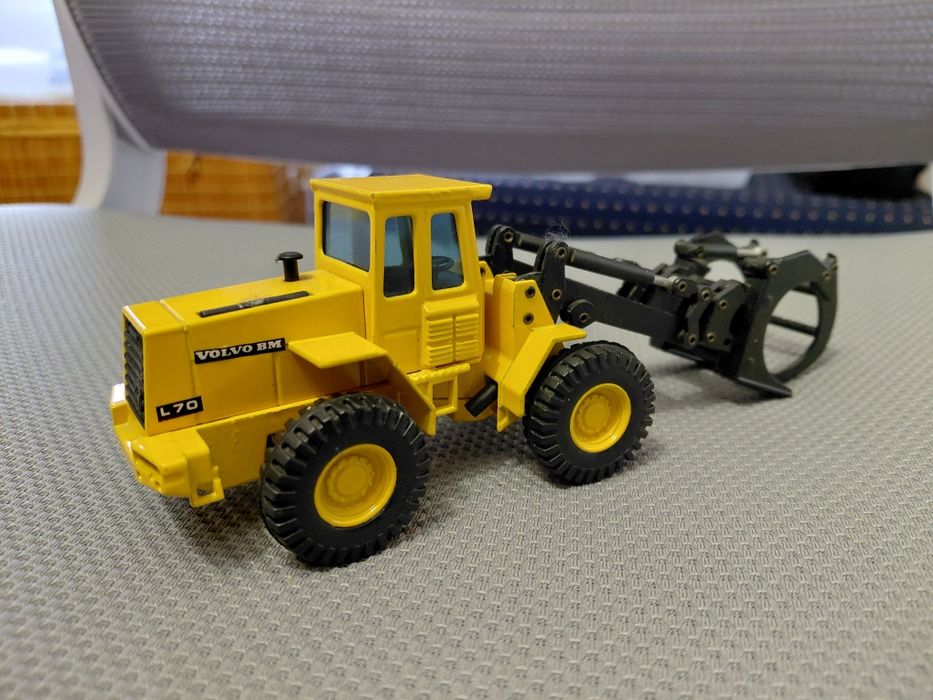 Miniatura Joal - Volvo BM L70 com Garra de Troncos - Escala 1:50