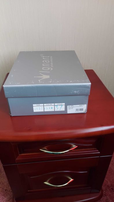 Продам женские ботинки