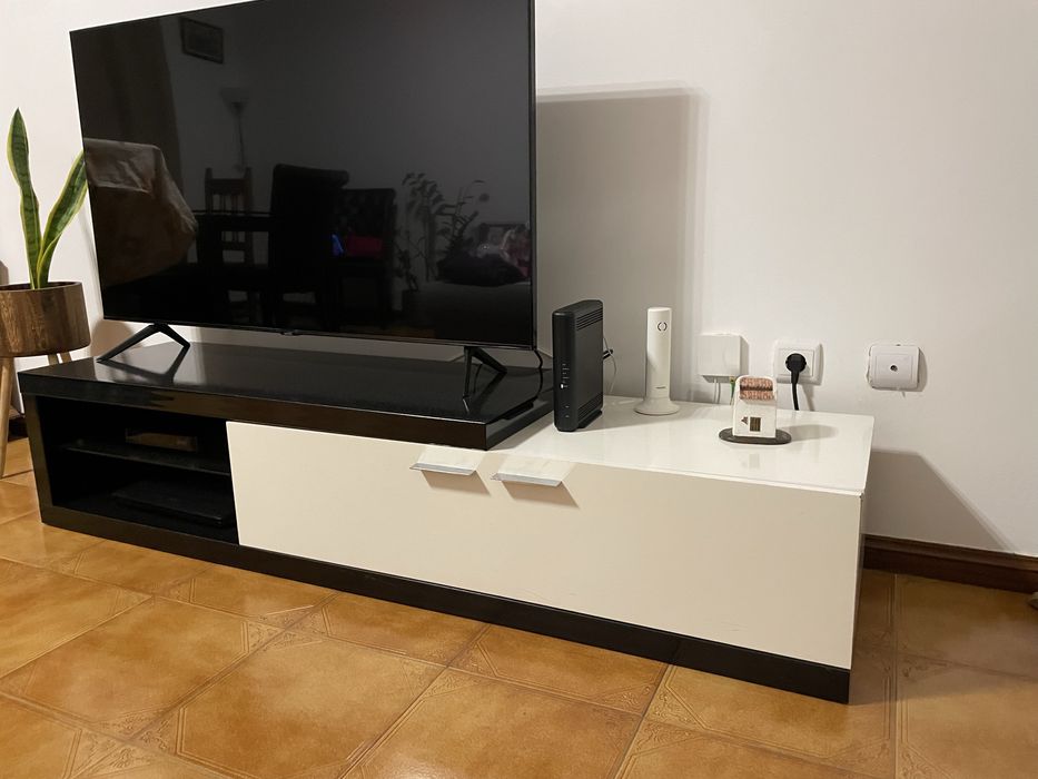 Mesa e móvel de sala