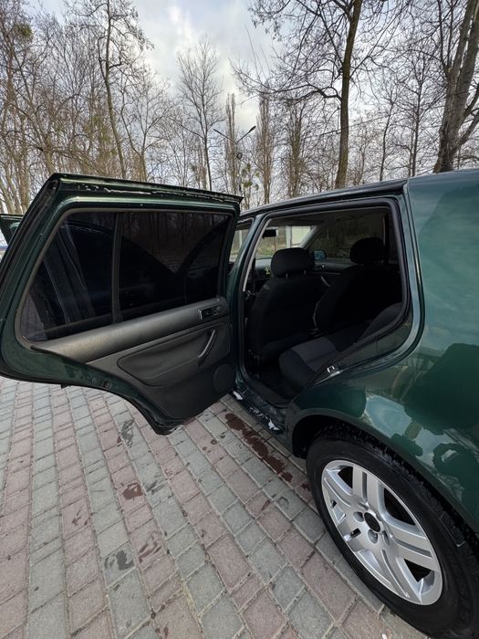 Продам Volkswagen Golf 1.6 2000р