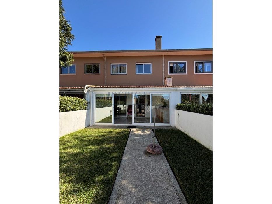Moradia T4 com Jardim e Garagem | Próxima da Praia da Madalena