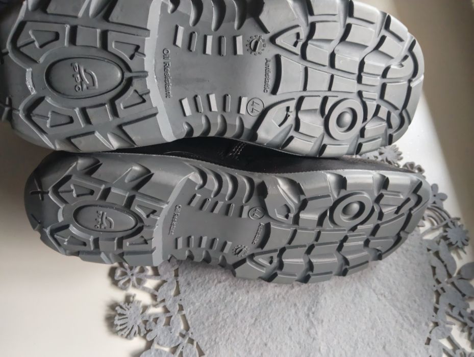 Buty robocze 44 za kostkę.