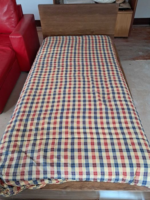 Cama individual com colchão , na praia do Furadouro