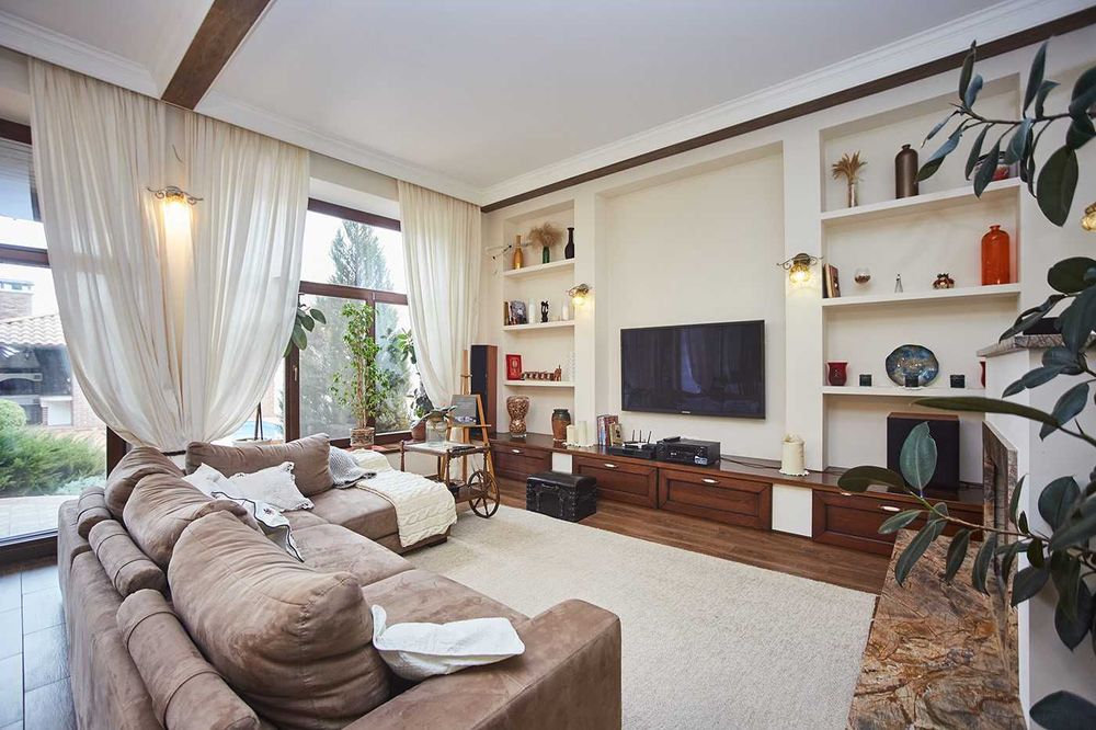 Продам добротный дом в Совиньоне! Красивый участок. Бассейн.