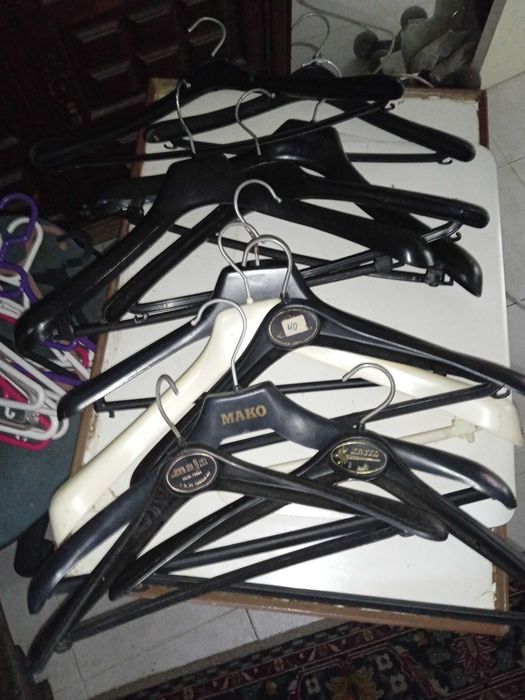 Cabides de diversos tamanhos, materiais e formatos