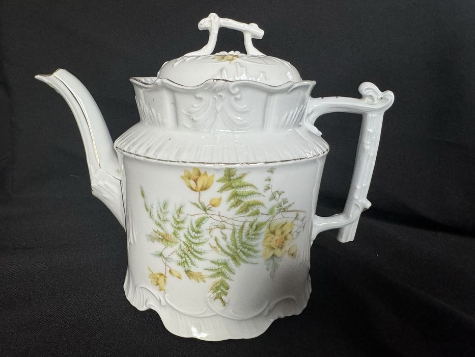 CT.Zestaw porcelanowych dzbanków, mlecznik i cukiernica.