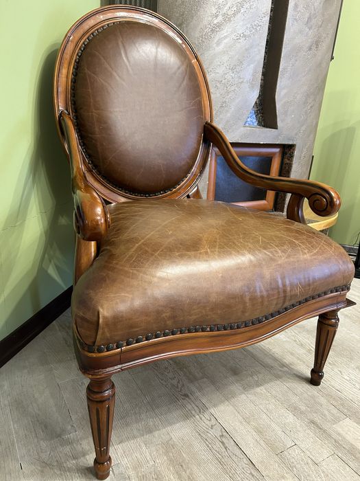Шкіряне крісло у стилі бароко, медальйон, кожанное кресло chester