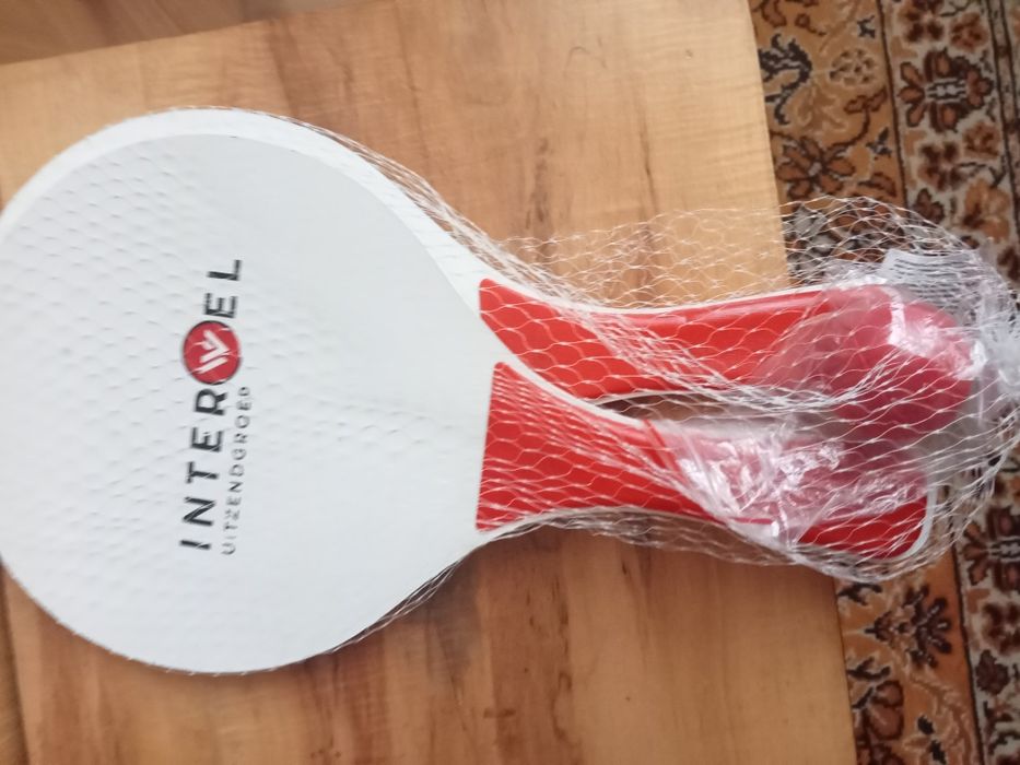 paletki plażowe i piłeczka .