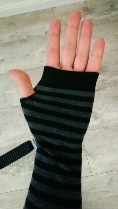 Mitenki, rękawiczki bez palców,  dzianinowe, długie,paski czarny/szary