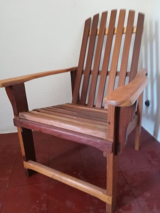 Cadeirão bracos de madeira maciça
