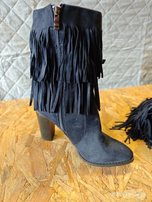 Zamszowe botki z frędzlami r.39