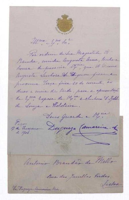 Carta convite com o brasão de Portugal escrita em nome da Rainha