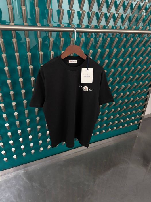 Czarna koszulka Moncler male logo