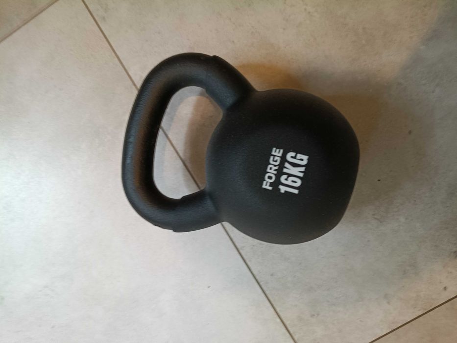 Kettlebell żeliwny 16 kg FORGE z powłoką neoprenową Giria