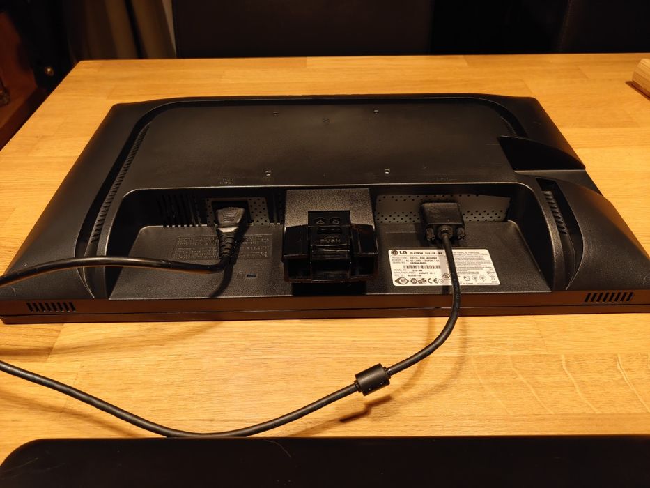 LG monitor LCD 21,5" z podświetleniem LED matryca TN  D-SUB 
E2211S-BN