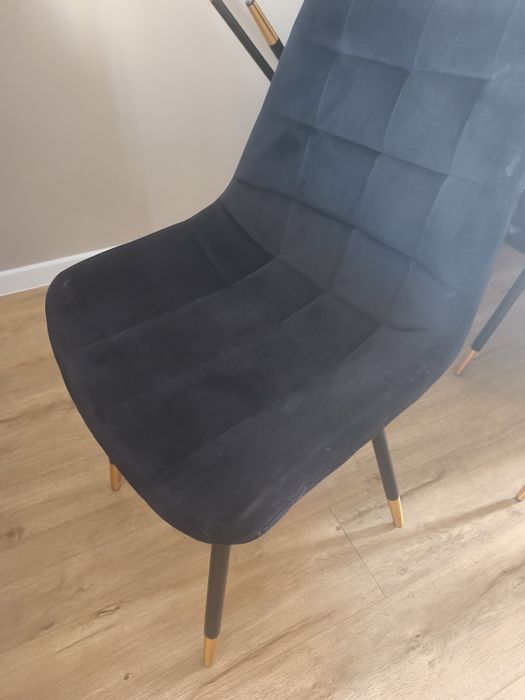 Krzesła welurowe czarne