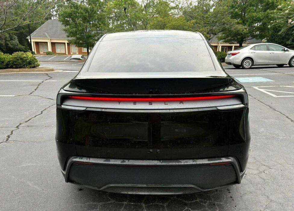 Tesla Model Y      2026
