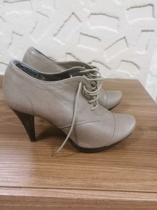 Buty, szpilki, czółenka 38