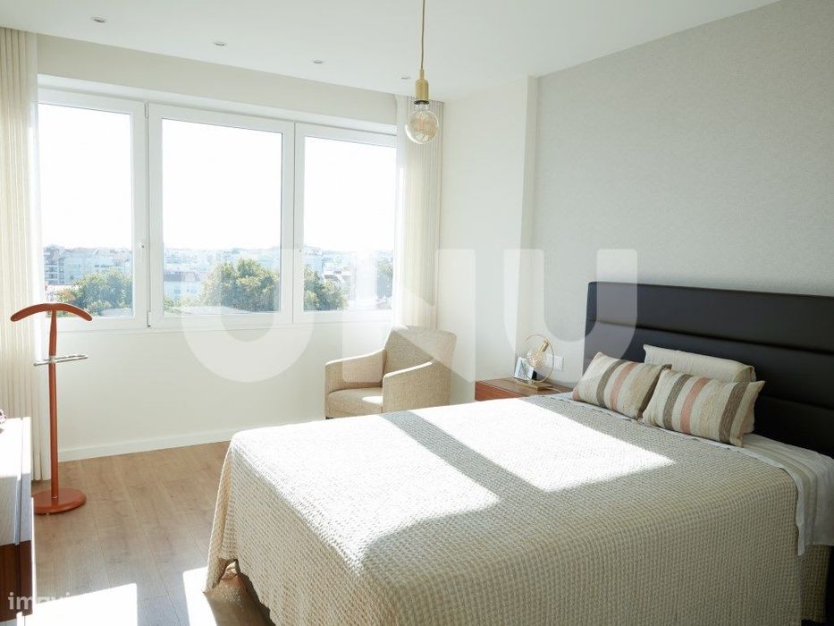 Apartamento T2, remodelado, em condomínio com piscina.