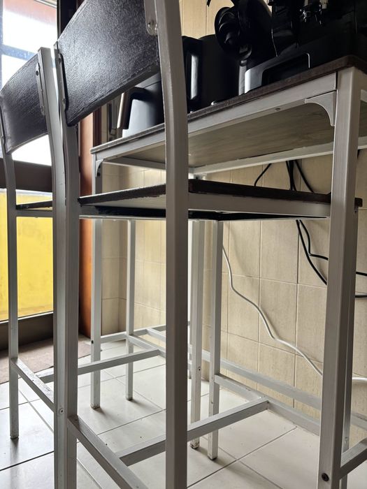 Mesa alta + 2 cadeiras