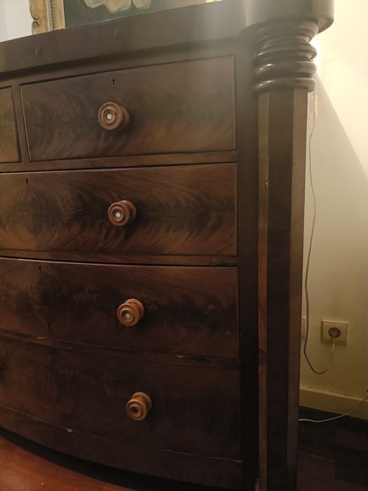 Cómoda grande de barriga em madeira maciça