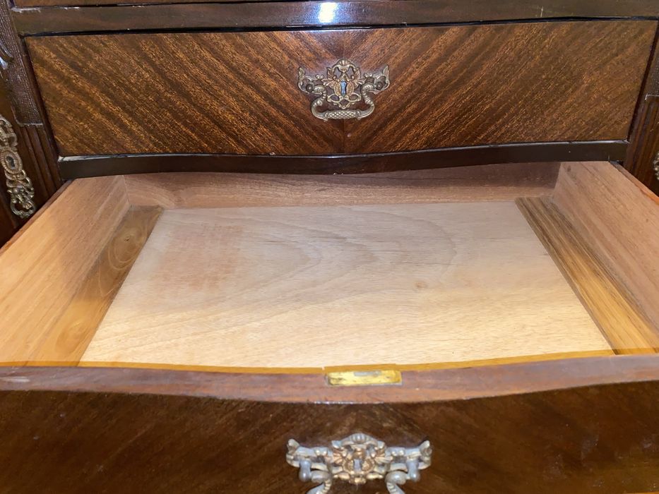 Móvel antigo em madeira de nogueira