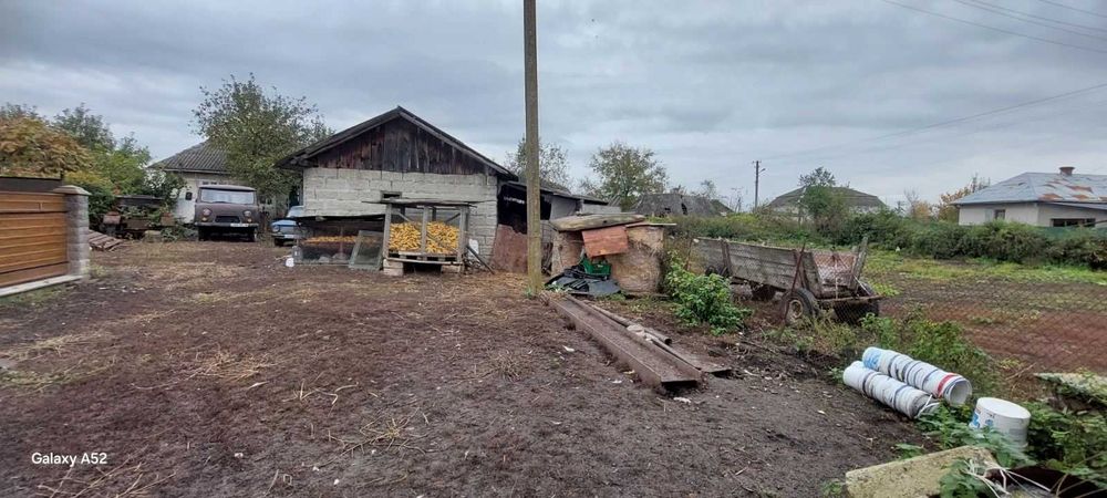 Продається будинок с.Конюшки з великою земельною ділянкою.